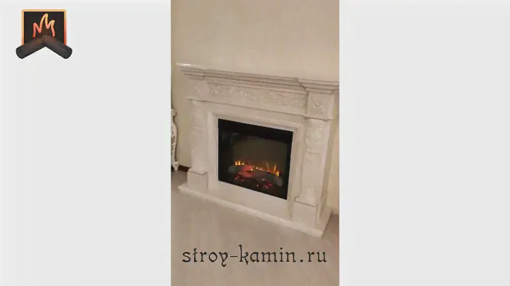 Красивый классический камин Престон из мрамора с очагом Dimplex в интерьере гостиной от Строй-Камин